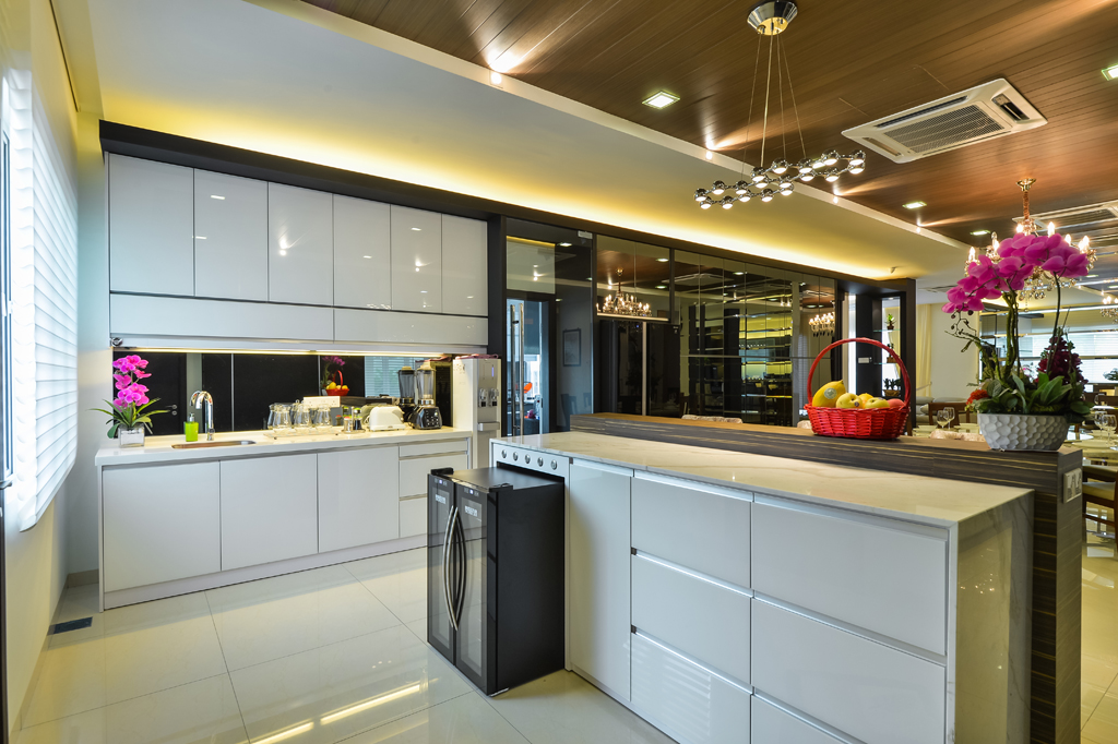 Red gloss laminate kitchen with white counter. Island drawers and workstation. Icubiq Room Solution. Source.