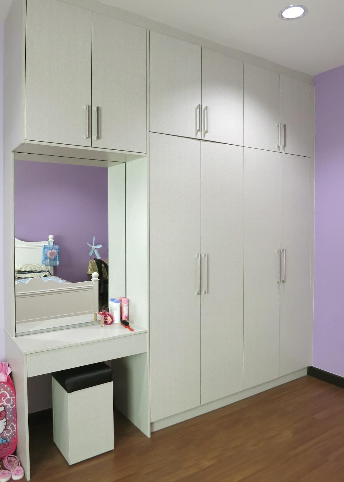 Above: Ceiling height built-in wardrobe with mirror vanity. By Intech Kitchen