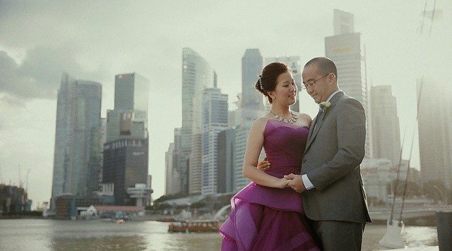 Singapore skyline pre-wedding photoshoot in singapore by Iriswave. Source