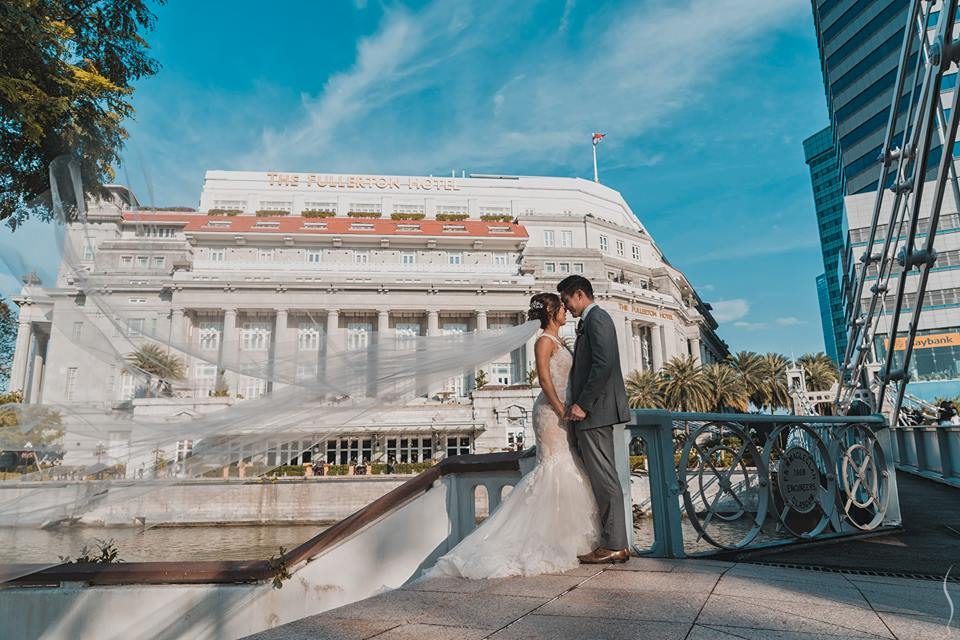 Cavenagh bridge pre-wedding photoshoot in singapore by Simplifai Studios. Source