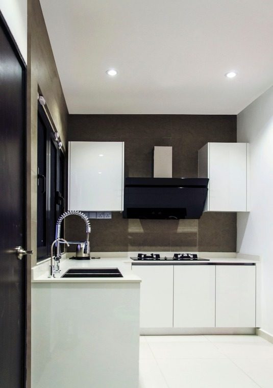 Monochrome kitchen design for 2 ½ storey landed home at Sunway SPK by Movent Signature