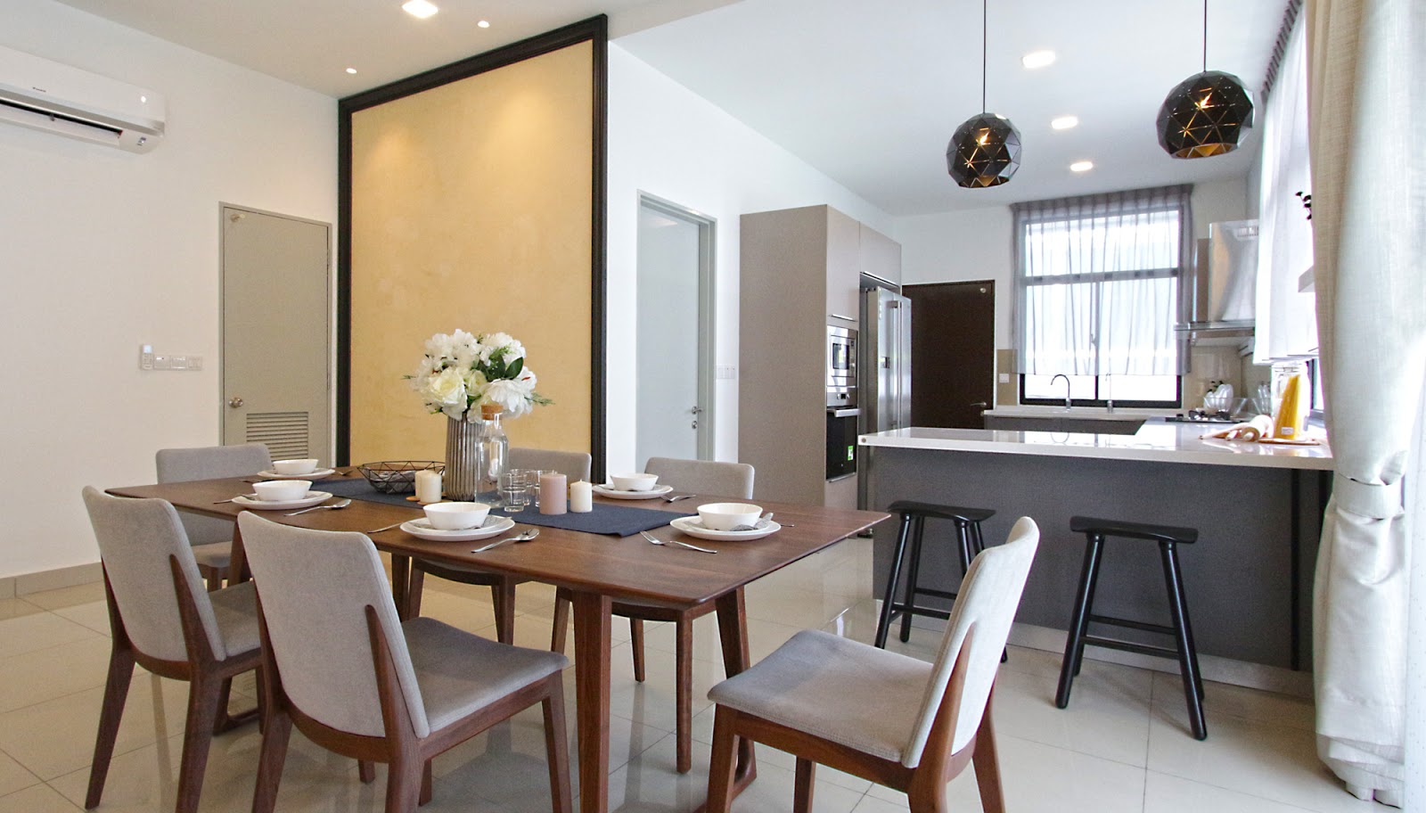 Above: A feature wall in-between the dining and kitchen area. The wall is coated with premium Vasari finish for a textured look.