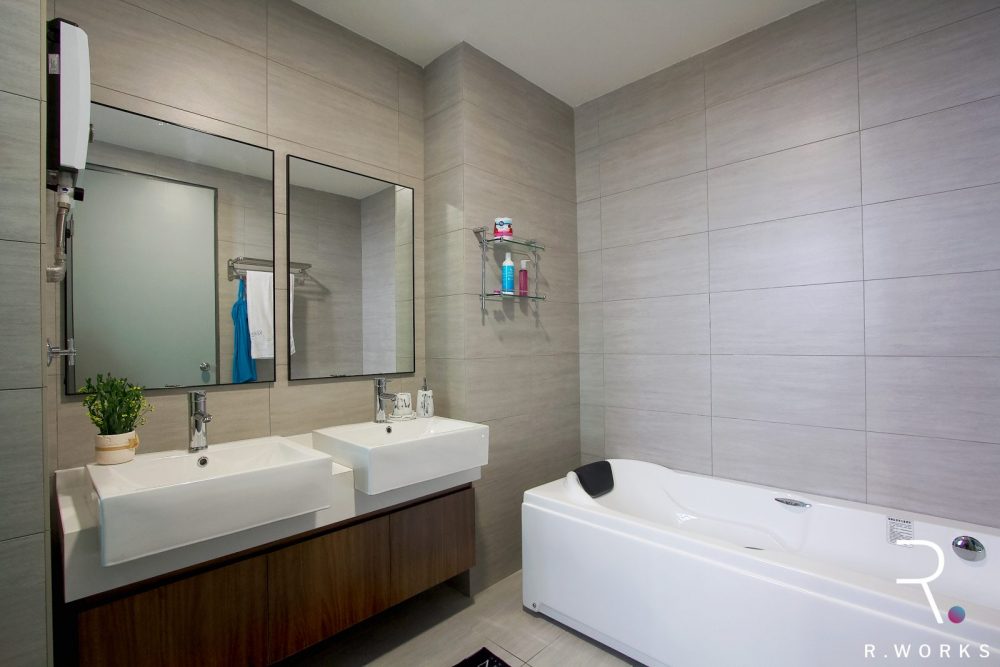 Bathroom of the master bedroom provided by the developer