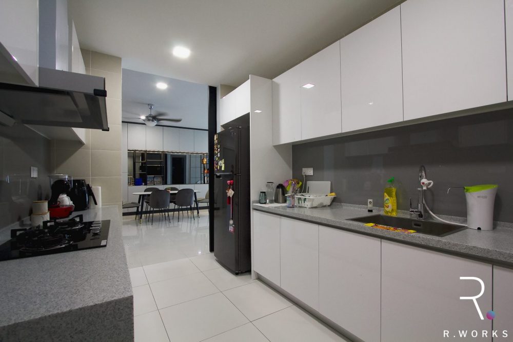 Dry kitchen with pre-installed cabinets from the developer