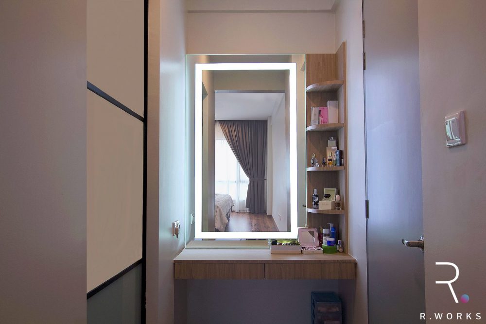 Customized dressing table in the dead space of master bedroom