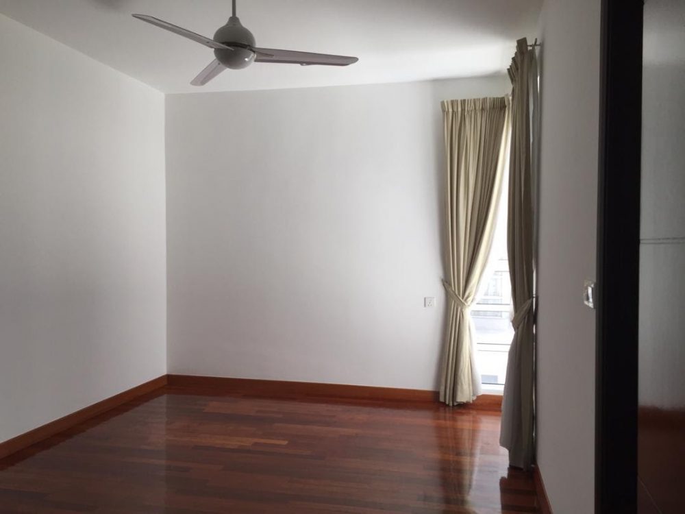 Empty second bedroom before interior design