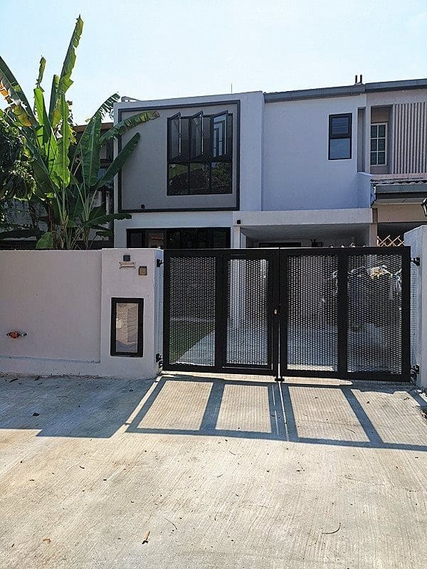Terrace house renovation in Damansara by PMJ Pembinaan Megah Jaya