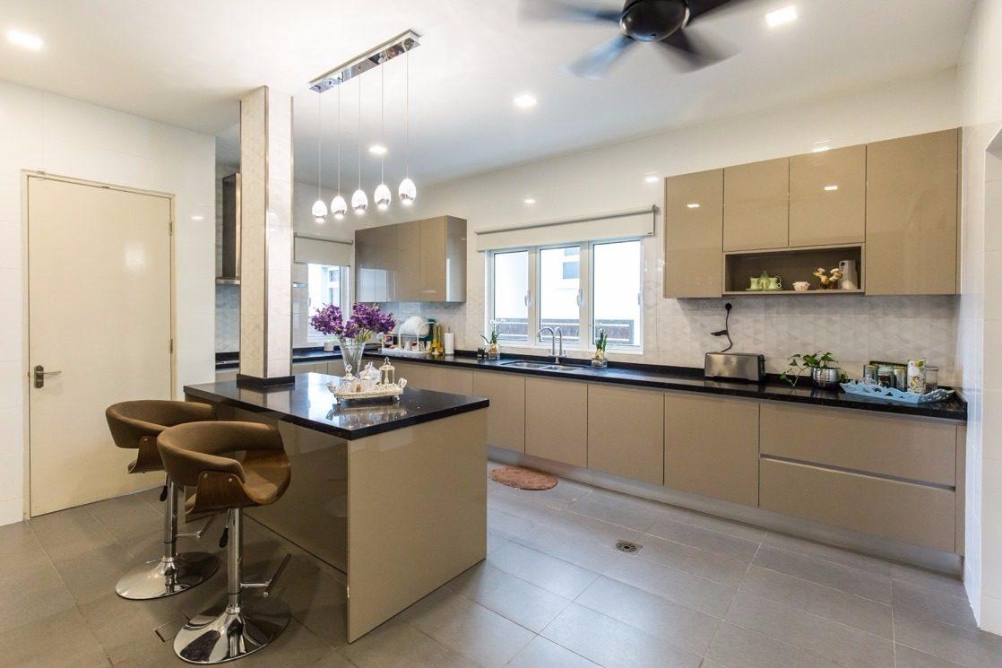 Dapur basah dengan kitchen island untuk banglo di Setia Alam