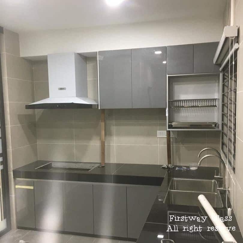 Kabinet dapur aluminium dalam warna kelabu 