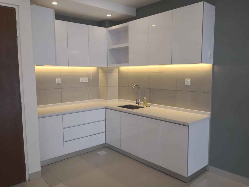 White theme kitchen design at Woodsbury Suites, Penang by Ox Interior Design