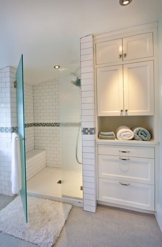 Full-height bathroom cabinet with open shelving